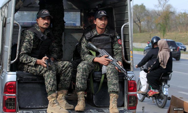 policehuntsuicidebomberinsidepakistanicourt:officials